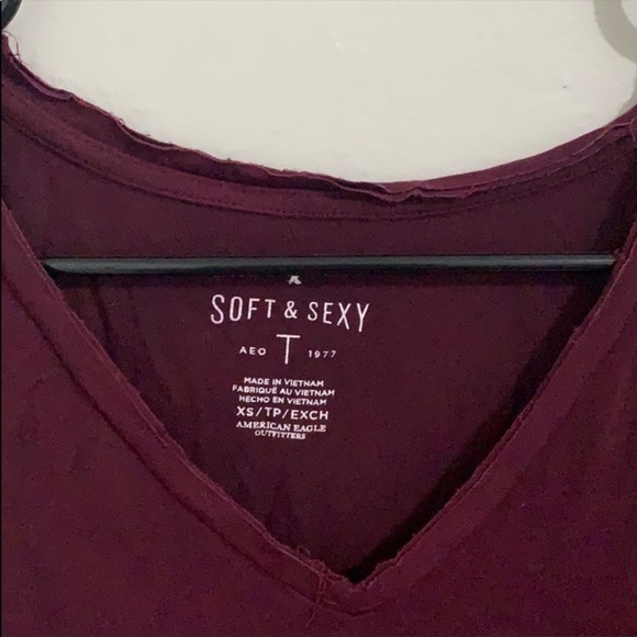 Maroon T-shirt. - Picture 3 of 3